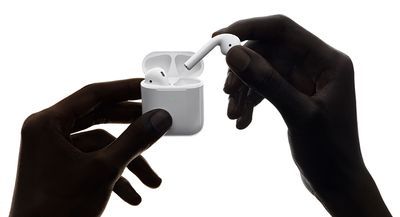 airpodsincasehands